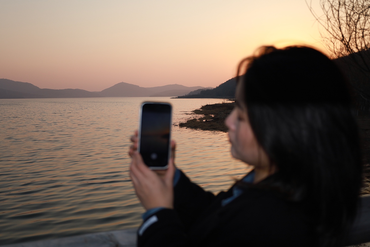 湖边漫步-人像摄影【原片】（图ZNDA1NTAxNjE2） - 人像摄影 - 站酷设计师想想都开心原创素材 - 站酷ZCOOL