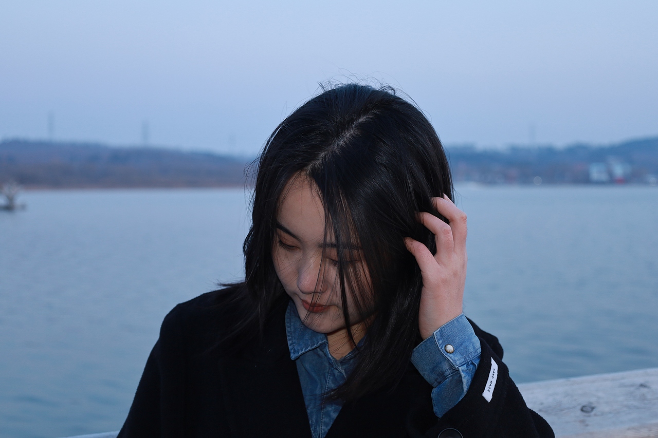 湖边漫步-人像摄影【原片】（图ZNDA1NTAxNzEy） - 人像摄影 - 站酷设计师想想都开心原创素材 - 站酷ZCOOL