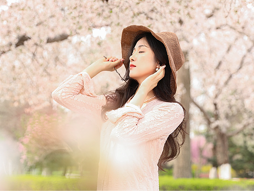 樱花树下站谁都美