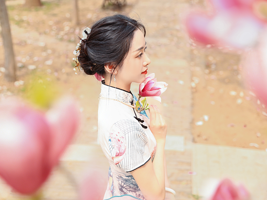 她像一株遗世独立的玉兰花…