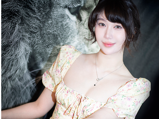 光影交织下的绝美倩影