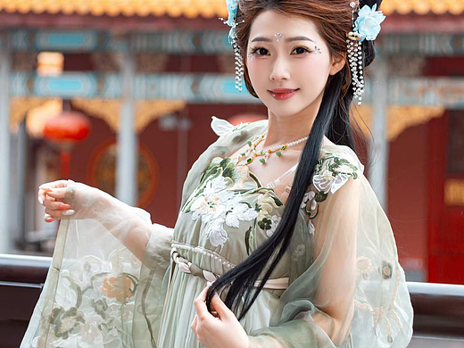 芙蓉不及美人妆，水殿风来珠翠香