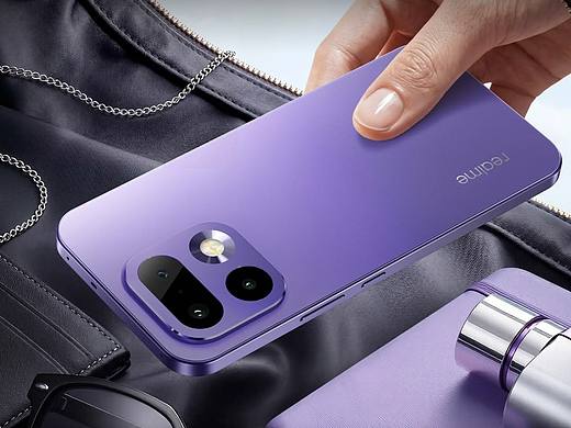 realme 16Pro 系列AI创意翻包图