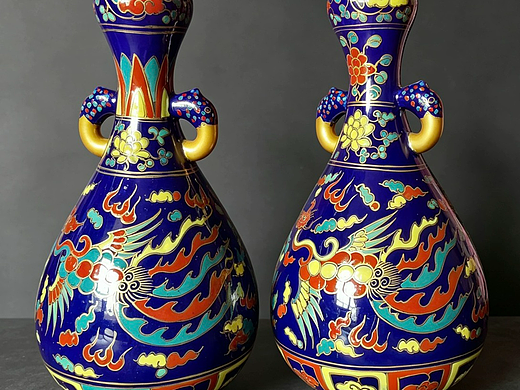 描金五彩凤纹象耳蒜头瓶