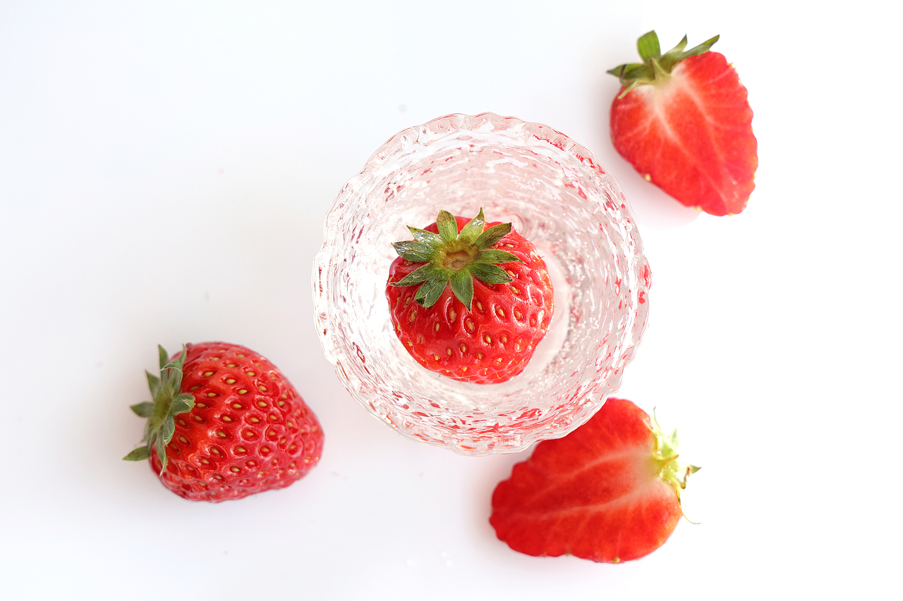 春日草莓 | 清透白背景静物摄影（图ZNDA1ODI0MDA0） - 产品摄影 - 站酷设计师橙雪人原创素材 - 站酷ZCOOL