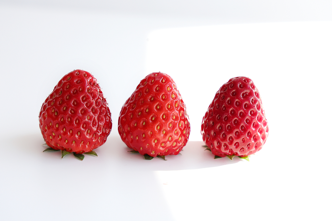 春日草莓 | 清透白背景静物摄影（图ZNDA1ODI0MDAw） - 产品摄影 - 站酷设计师橙雪人原创素材 - 站酷ZCOOL