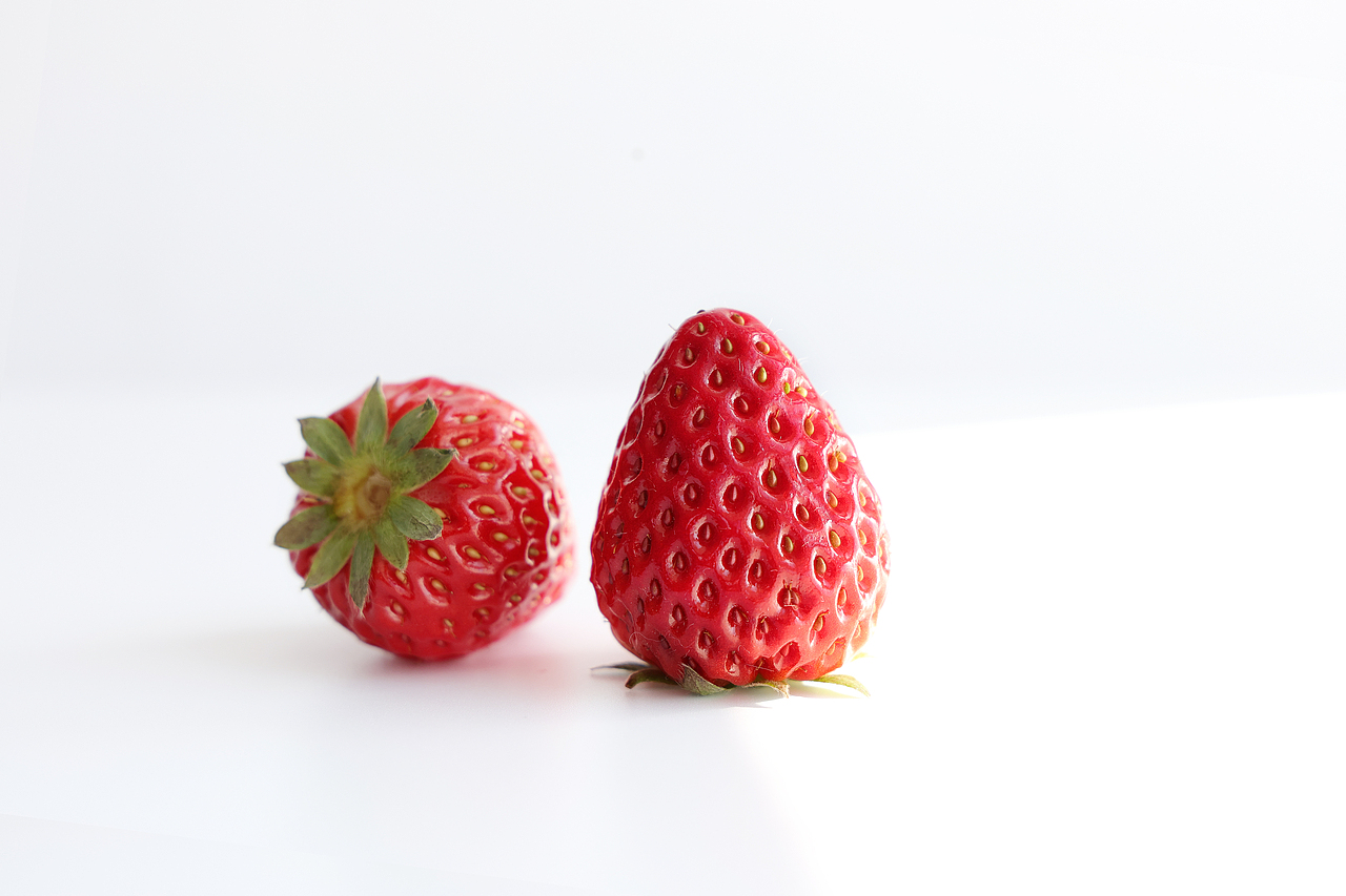 春日草莓 | 清透白背景静物摄影（图ZNDA1ODI0MDA4） - 产品摄影 - 站酷设计师橙雪人原创素材 - 站酷ZCOOL