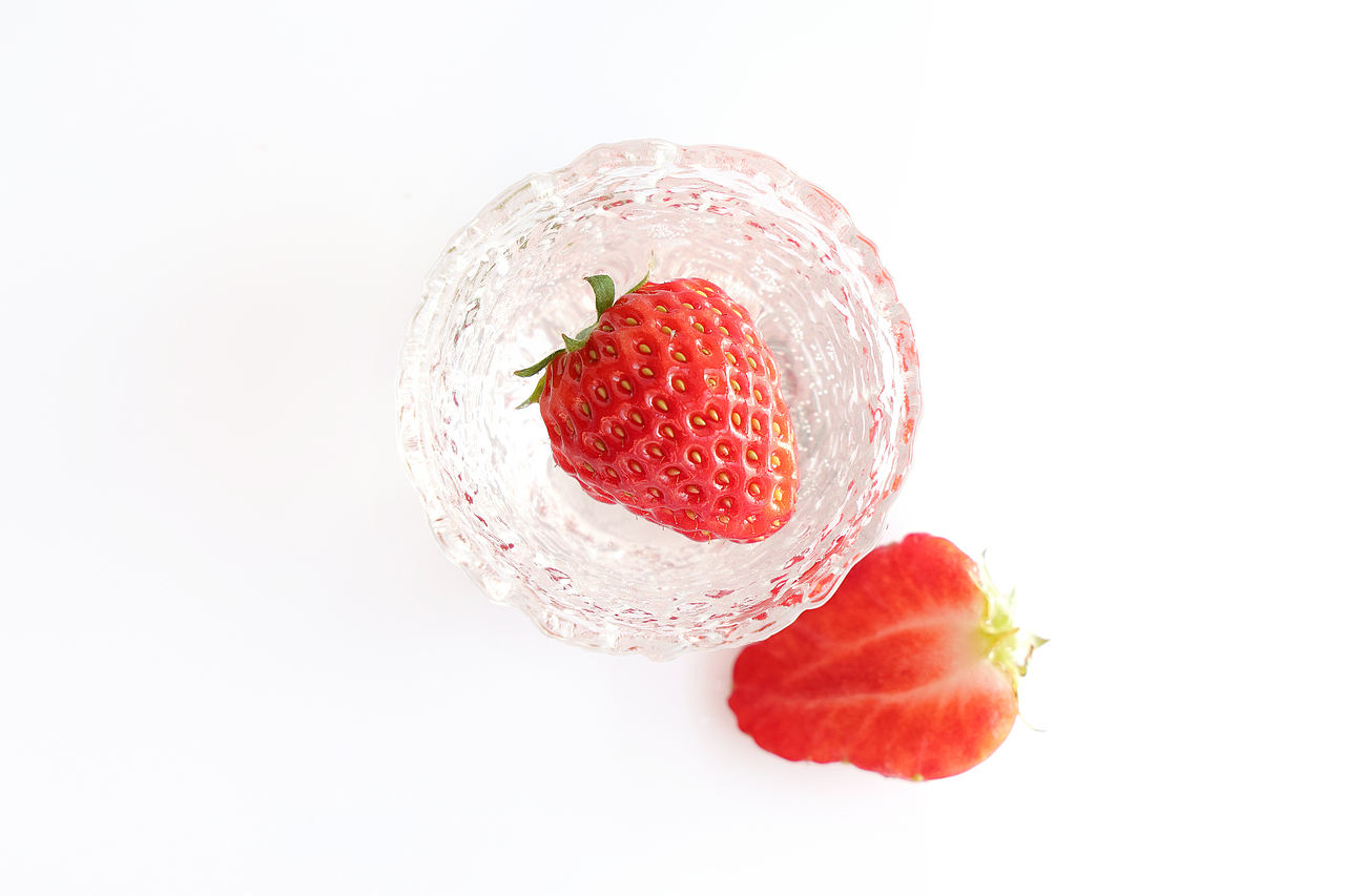 春日草莓 | 清透白背景静物摄影（图ZNDA1ODI0MDIw） - 产品摄影 - 站酷设计师橙雪人原创素材 - 站酷ZCOOL