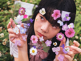 草地.少女.花開