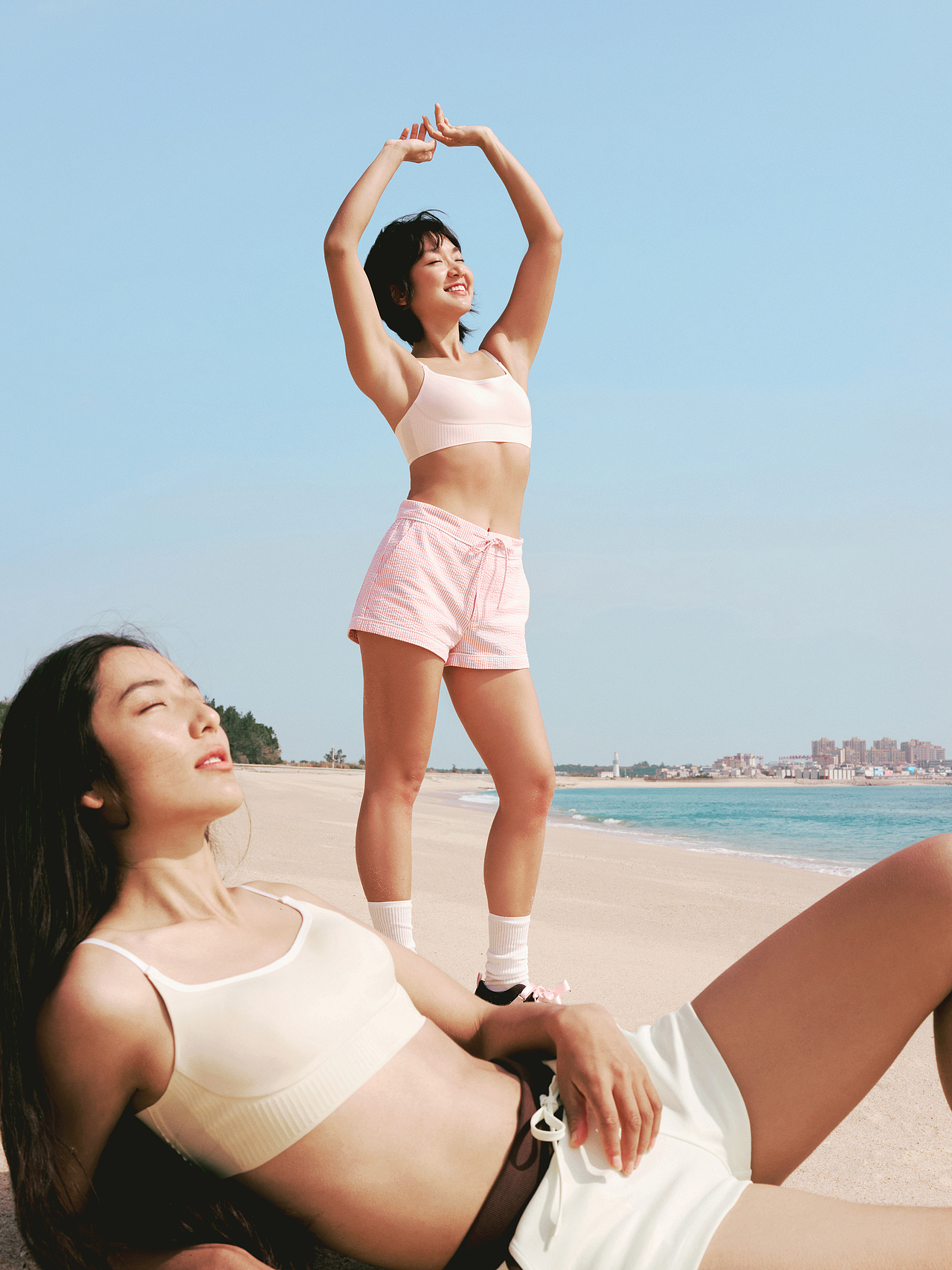 商业摄影｜🏖️海滩上，被模特偷拍了！（图ZNDA1ODgxNzE2） - 时尚/艺术摄影 - 站酷设计师千行视觉Thousand原创素材 - 站酷ZCOOL