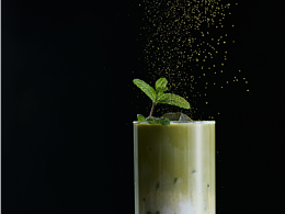 定格飄落，夏日獨有的清冽，把一杯抹茶拍出治愈系