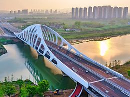 荷韵跨清流，落日映新桥