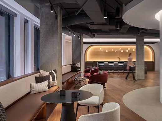 办公楼装修：柔和中性色调平衡楼梯张力 定制灯光强化统一身份