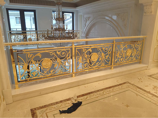 如何选一款适合你家的铝板雕刻楼梯护栏