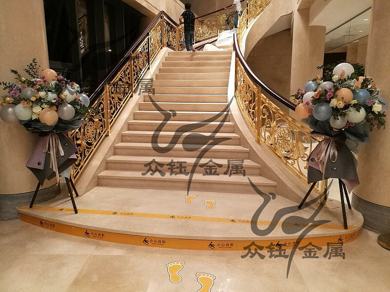 铝板雕花楼梯护栏轻奢大气款式 上门测量安装（图ZNDA1OTkzMTIw） - 其他工业/产品 - 站酷设计师艺术金属原创素材 - 站酷ZCOOL