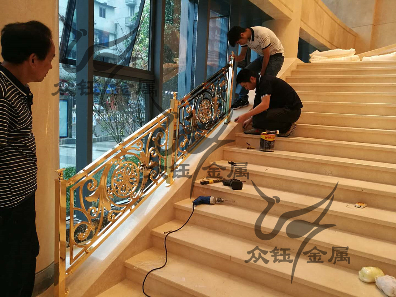 铝板雕花楼梯护栏轻奢大气款式 上门测量安装（图ZNDA1OTkzMTI0） - 其他工业/产品 - 站酷设计师艺术金属原创素材 - 站酷ZCOOL