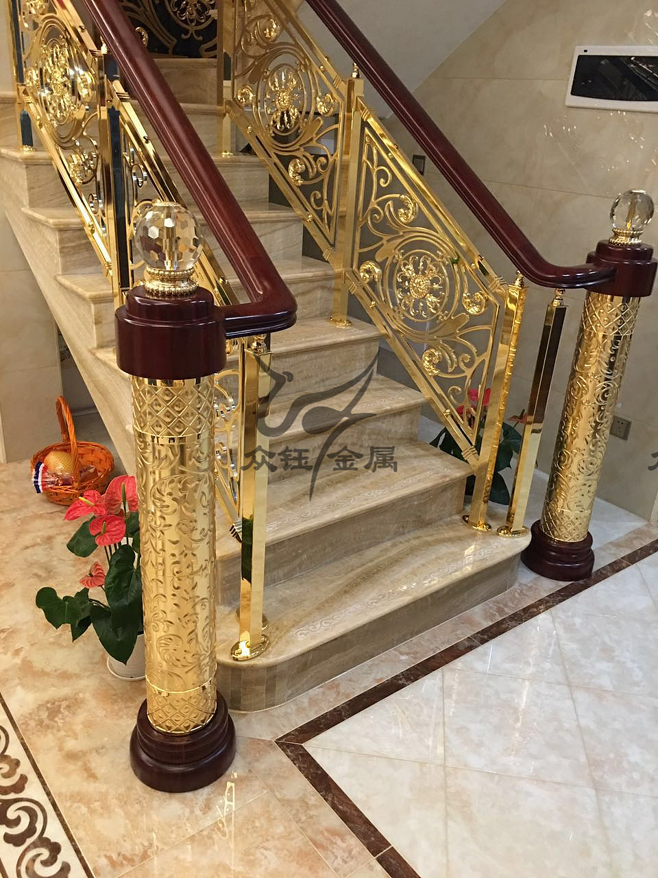 私人别墅精雕铝板镀金楼梯护栏 上门测量安装（图ZNDA1OTk0NzIw） - 其他工业/产品 - 站酷设计师艺术金属原创素材 - 站酷ZCOOL