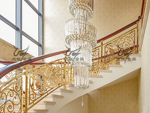 铝艺雕刻楼梯护栏 金色豪华别墅楼梯护栏案例