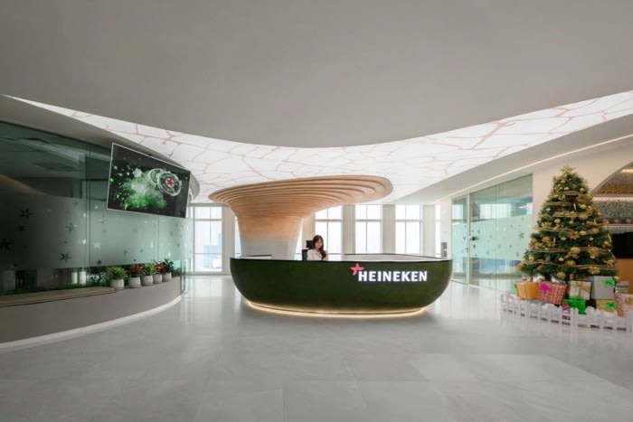 办公楼装修：接待台似航行船，天花如波光，品牌叙事启程（图ZMTU1NzEwMDg=） - 资讯 - 站酷设计师凯悦办公装修原创素材 - 站酷ZCOOL