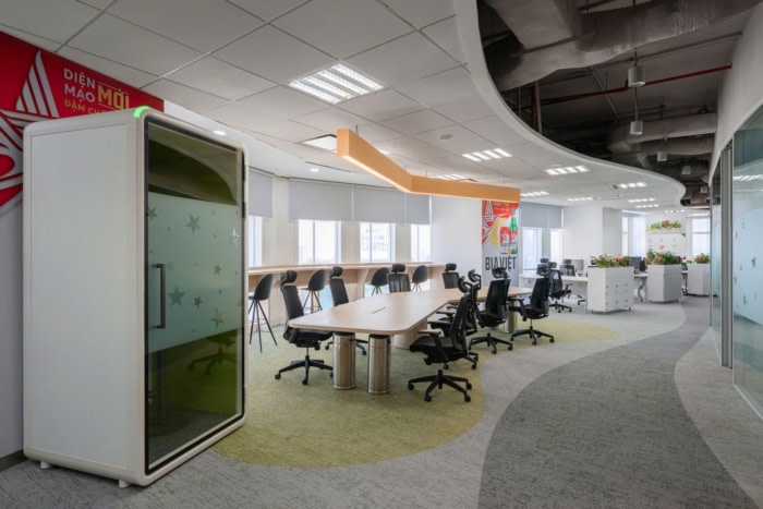 办公楼装修：接待台似航行船，天花如波光，品牌叙事启程（图ZMTU1NzEwMjQ=） - 资讯 - 站酷设计师凯悦办公装修原创素材 - 站酷ZCOOL