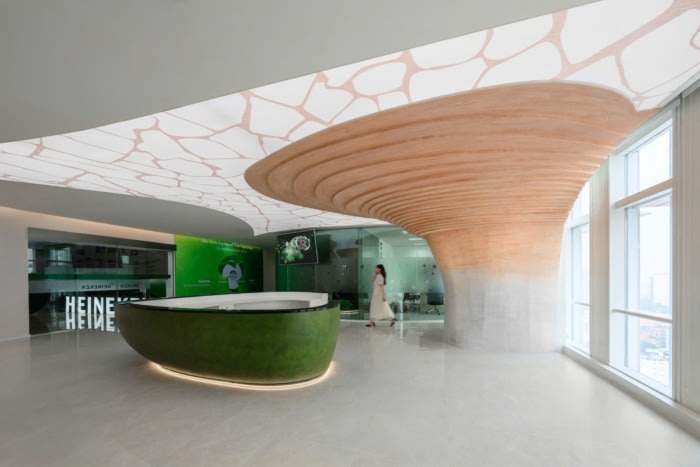 办公楼装修：接待台似航行船，天花如波光，品牌叙事启程（图ZMTU1NzEwMTI=） - 资讯 - 站酷设计师凯悦办公装修原创素材 - 站酷ZCOOL