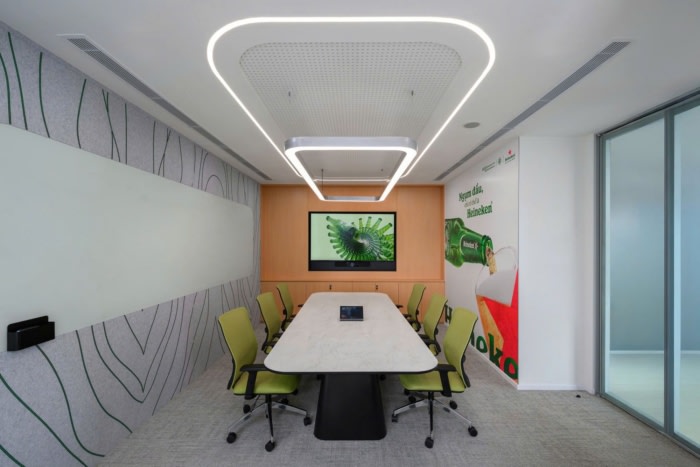 办公楼装修：接待台似航行船，天花如波光，品牌叙事启程（图ZMTU1NzEwMjA=） - 资讯 - 站酷设计师凯悦办公装修原创素材 - 站酷ZCOOL