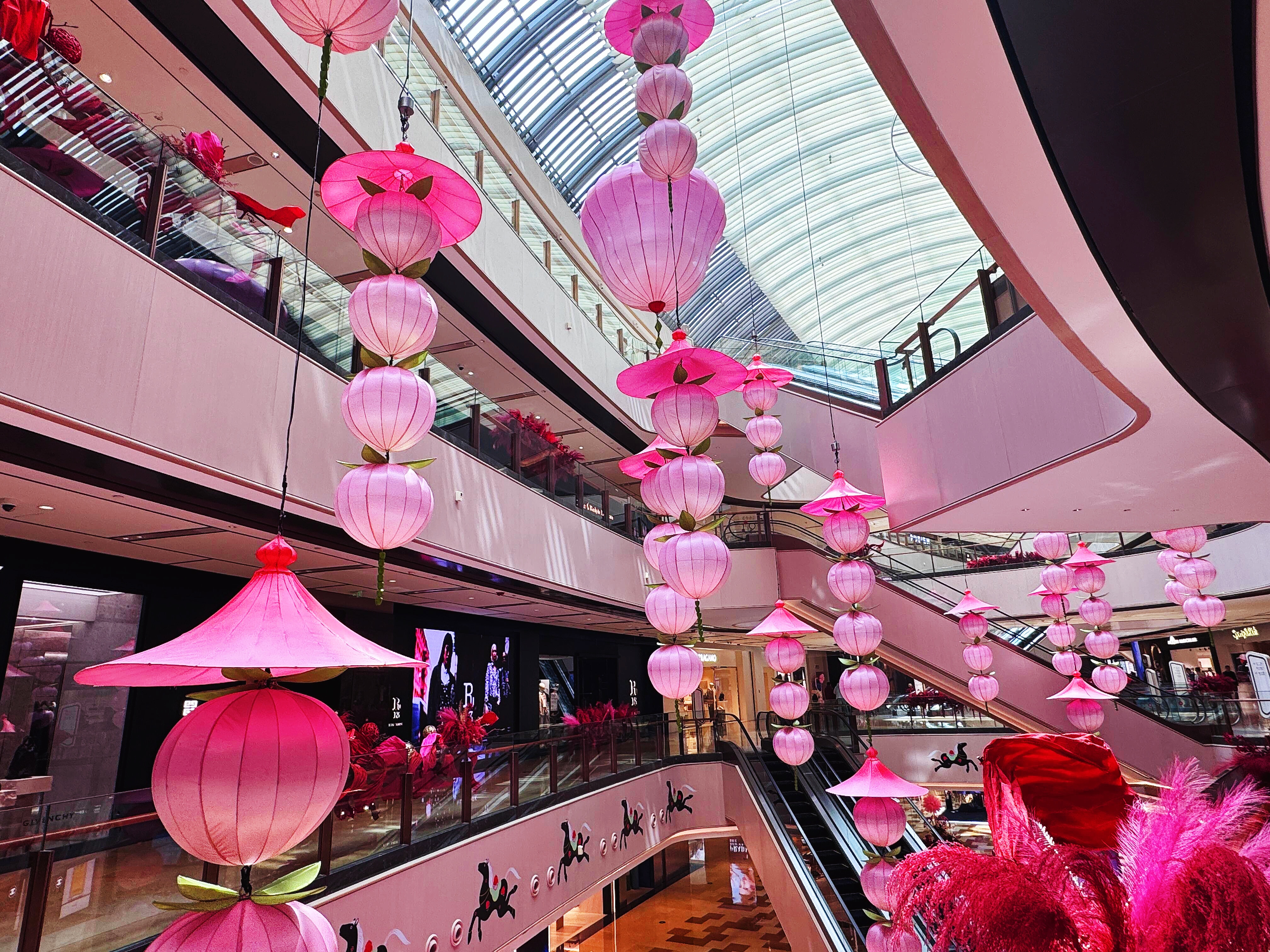 魔都商场出圈靠什么？宝藏上海商场商业美陈氛围升级设计公司曝光（图ZMTU1NzgwOTY=） - 资讯 - 站酷设计师柿子创意机构原创素材 - 站酷ZCOOL