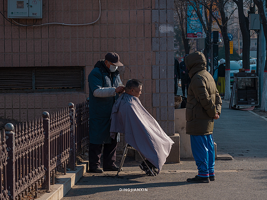 街头就是“生活”，街头摄影就是“看生活”。