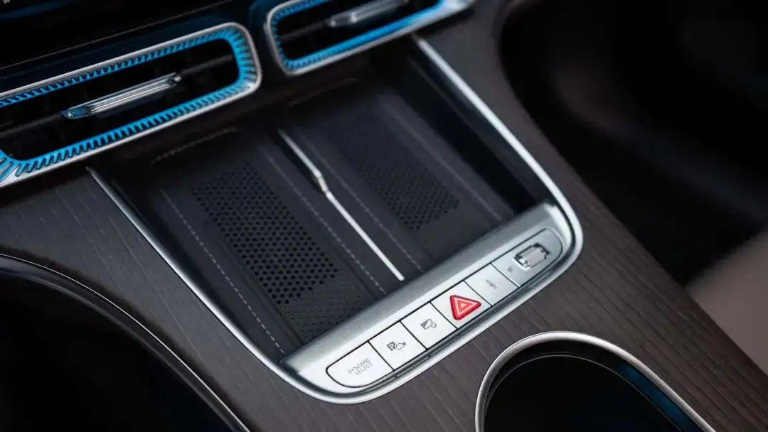 全新奔驰纯电C级全球首秀，内外饰CMF设计解析（图ZMTU1ODIxNjA=） - 资讯 - 站酷设计师CMF设计军团原创素材 - 站酷ZCOOL