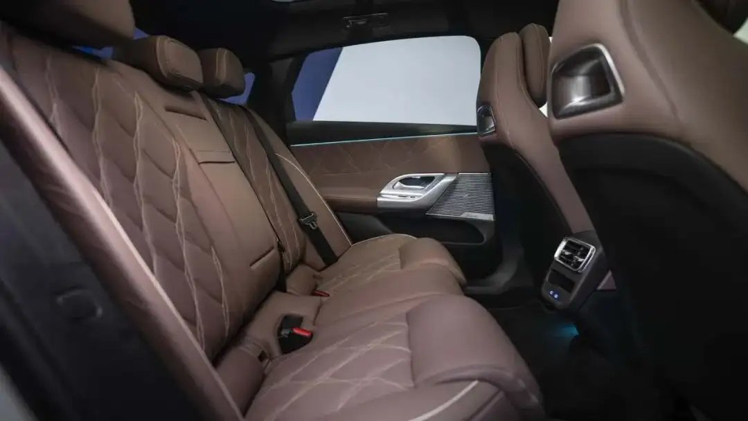 全新奔驰纯电C级全球首秀，内外饰CMF设计解析（图ZMTU1ODIyNTY=） - 资讯 - 站酷设计师CMF设计军团原创素材 - 站酷ZCOOL