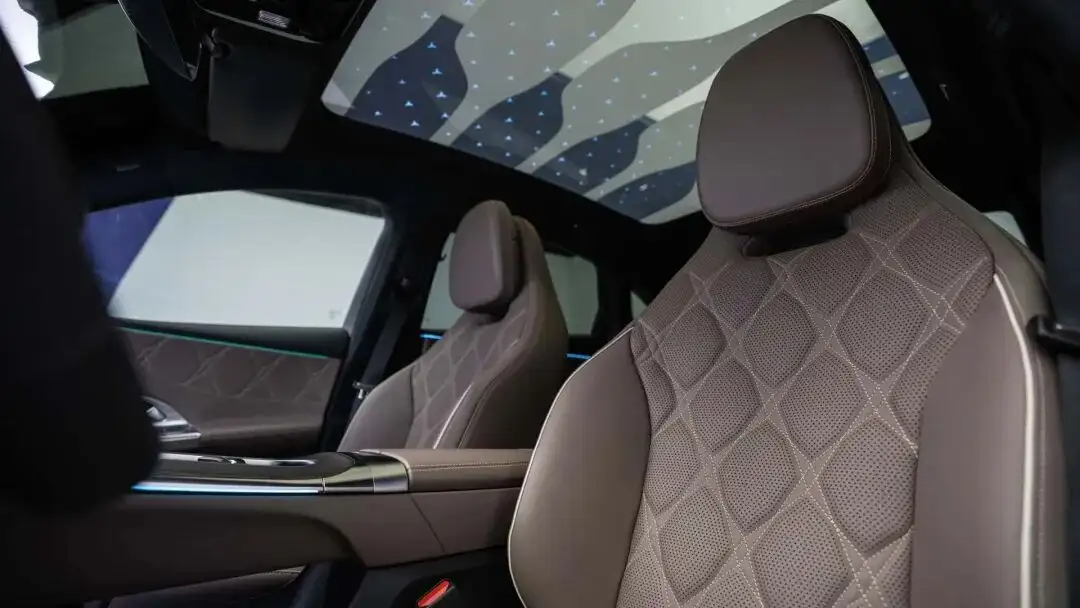 全新奔驰纯电C级全球首秀，内外饰CMF设计解析（图ZMTU1ODIxOTI=） - 资讯 - 站酷设计师CMF设计军团原创素材 - 站酷ZCOOL