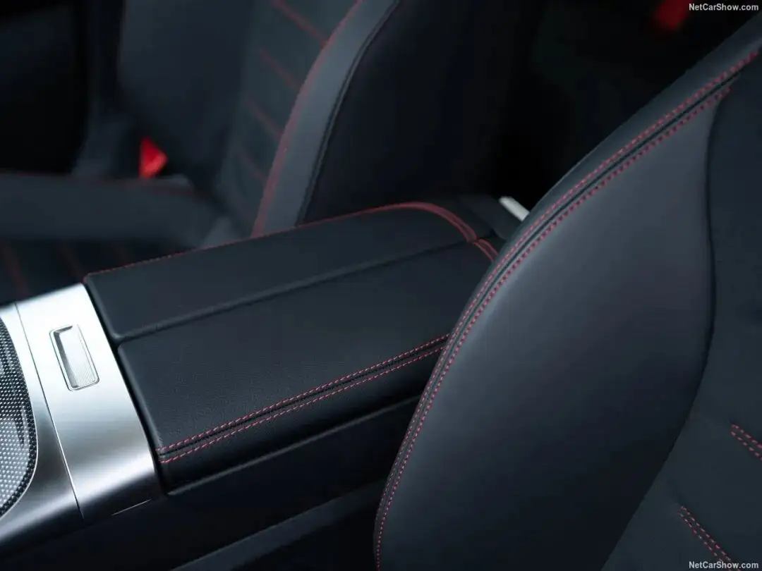 全新奔驰纯电C级全球首秀，内外饰CMF设计解析（图ZMTU1ODIxNDg=） - 资讯 - 站酷设计师CMF设计军团原创素材 - 站酷ZCOOL