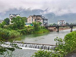 烟雨山村溪景