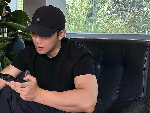 别让油光毁了你的帅气！60秒净澈，这才是男士该有的清爽。