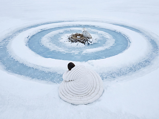 《自然的T台:在冰雪与潮汐间重塑自我》