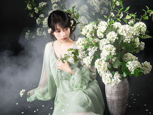 深圳女摄写真约拍 氛围感绿色系烟雾白绣球少女鲜花写