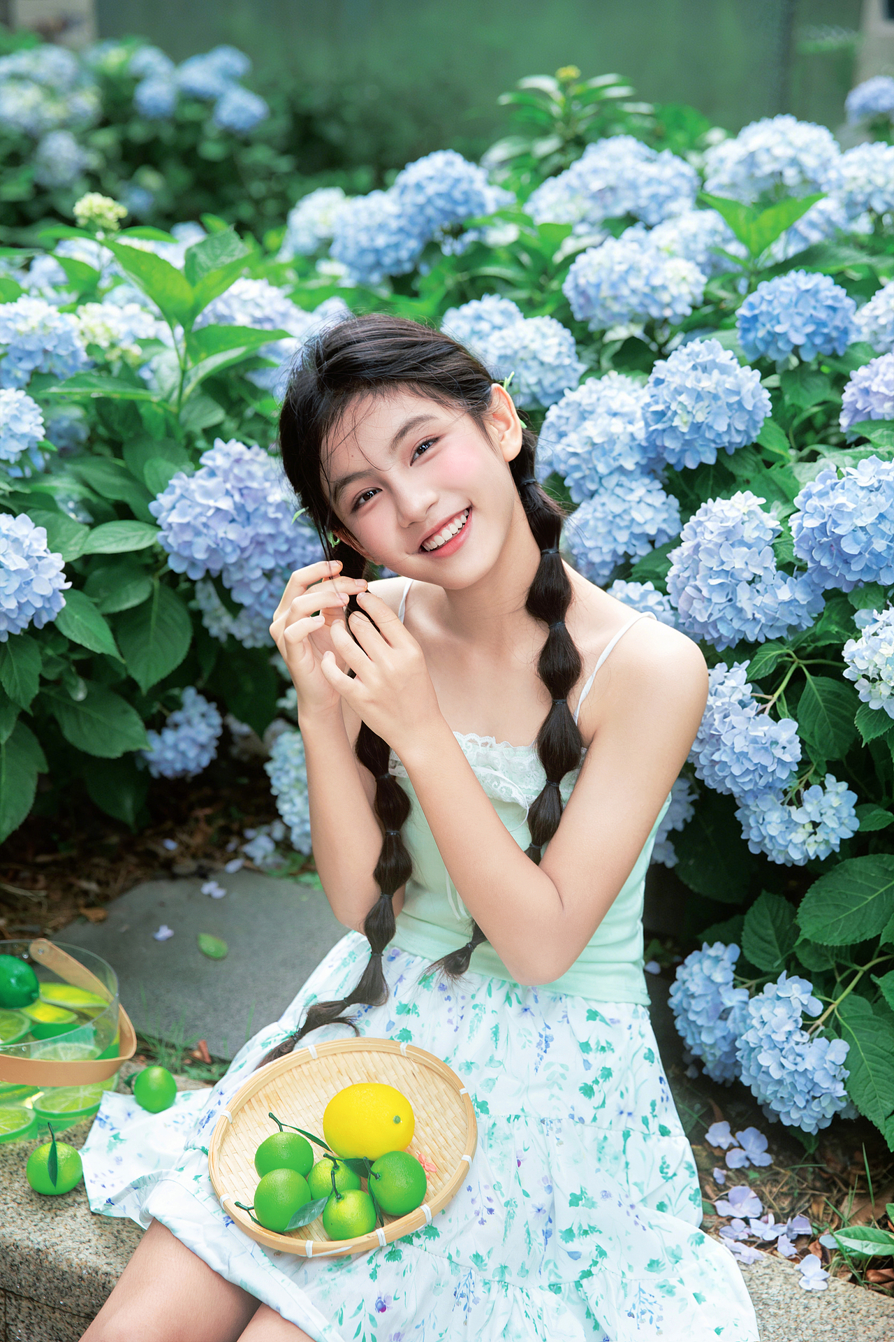 深圳女摄写真约拍📷 蓝色绣球花写真雨天拍照夏日写真（图ZNDA4MzE4MTUy） - 人像摄影 - 站酷设计师深圳女摄LUMIN原创素材 - 站酷ZCOOL
