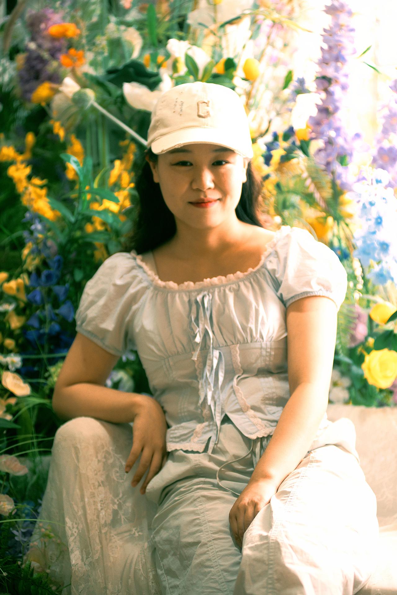 坐在花里的开心女孩（图ZNDA4MzIyNDI0） - 人像摄影 - 站酷设计师夏夜港湾原创素材 - 站酷ZCOOL