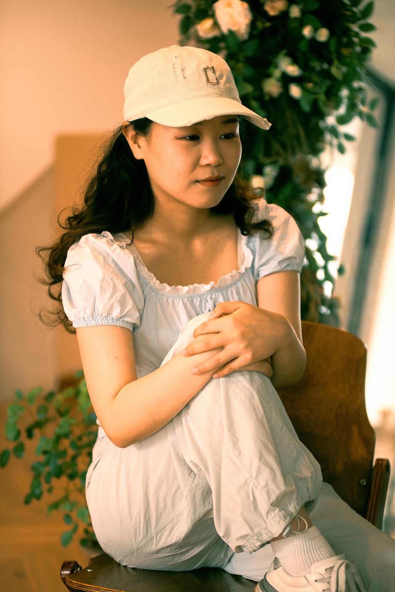 坐在花里的开心女孩（图ZNDA4MzIyNDI4） - 人像摄影 - 站酷设计师夏夜港湾原创素材 - 站酷ZCOOL