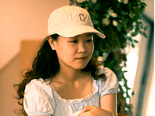 坐在花里的开心女孩