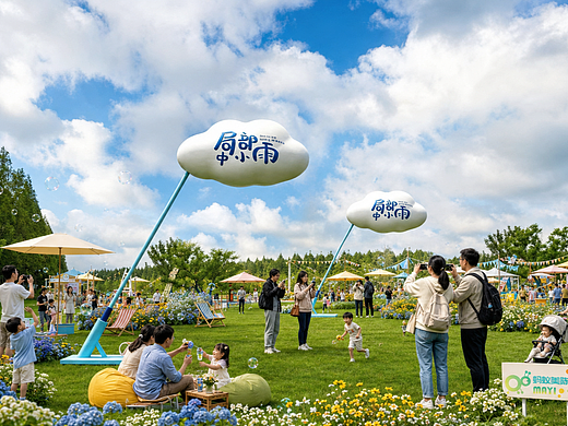 局部中小雨”云朵装置火出圈!公园秒变打卡圣地,年轻人排队拍照到腿软!