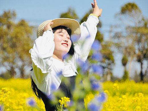 不必远赴远方，乡间油菜花便是最好春光