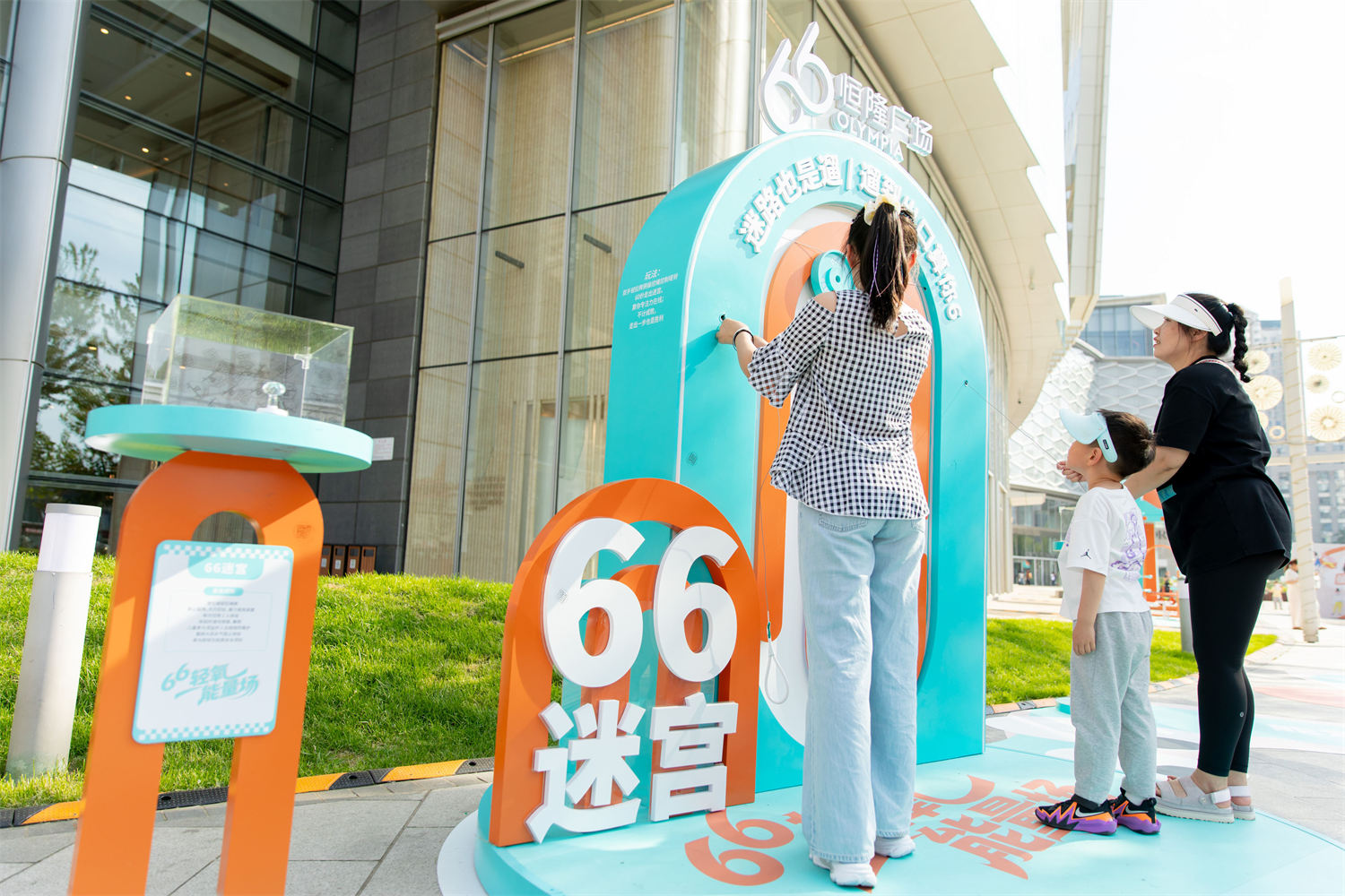 从观看到参与：轻氧能量运动主题美陈设计的互动转型解析肆墨设计（图ZMTU3NDE1MDQ=） - 资讯 - 站酷设计师肆墨美陈公司原创素材 - 站酷ZCOOL