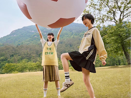 山野间的青春步履｜天美意德训鞋草坪运动大片
