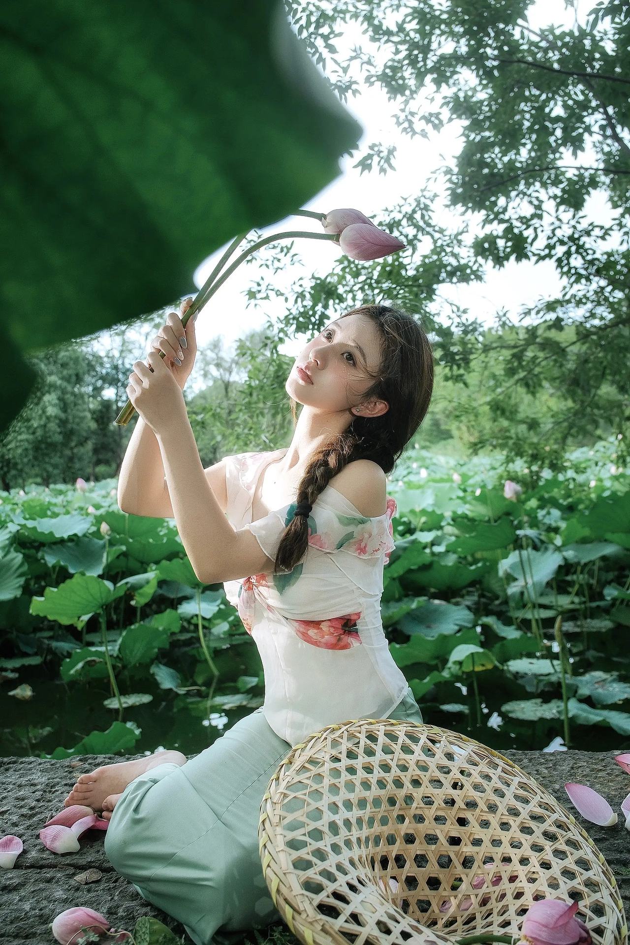 荷花少女 人像摄影（图ZNDEwMTQyODMy） - 人像摄影 - 站酷设计师不会拍照的设计狮原创素材 - 站酷ZCOOL