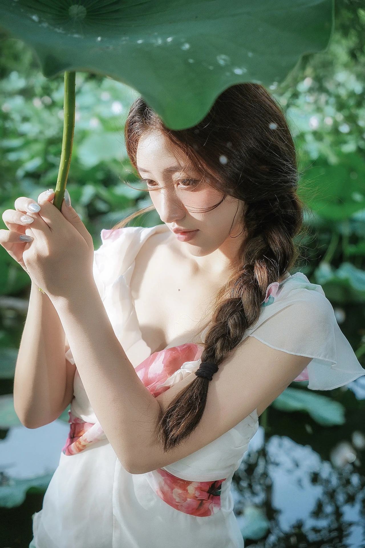 荷花少女 人像摄影（图ZNDEwMTQyODQ4） - 人像摄影 - 站酷设计师不会拍照的设计狮原创素材 - 站酷ZCOOL