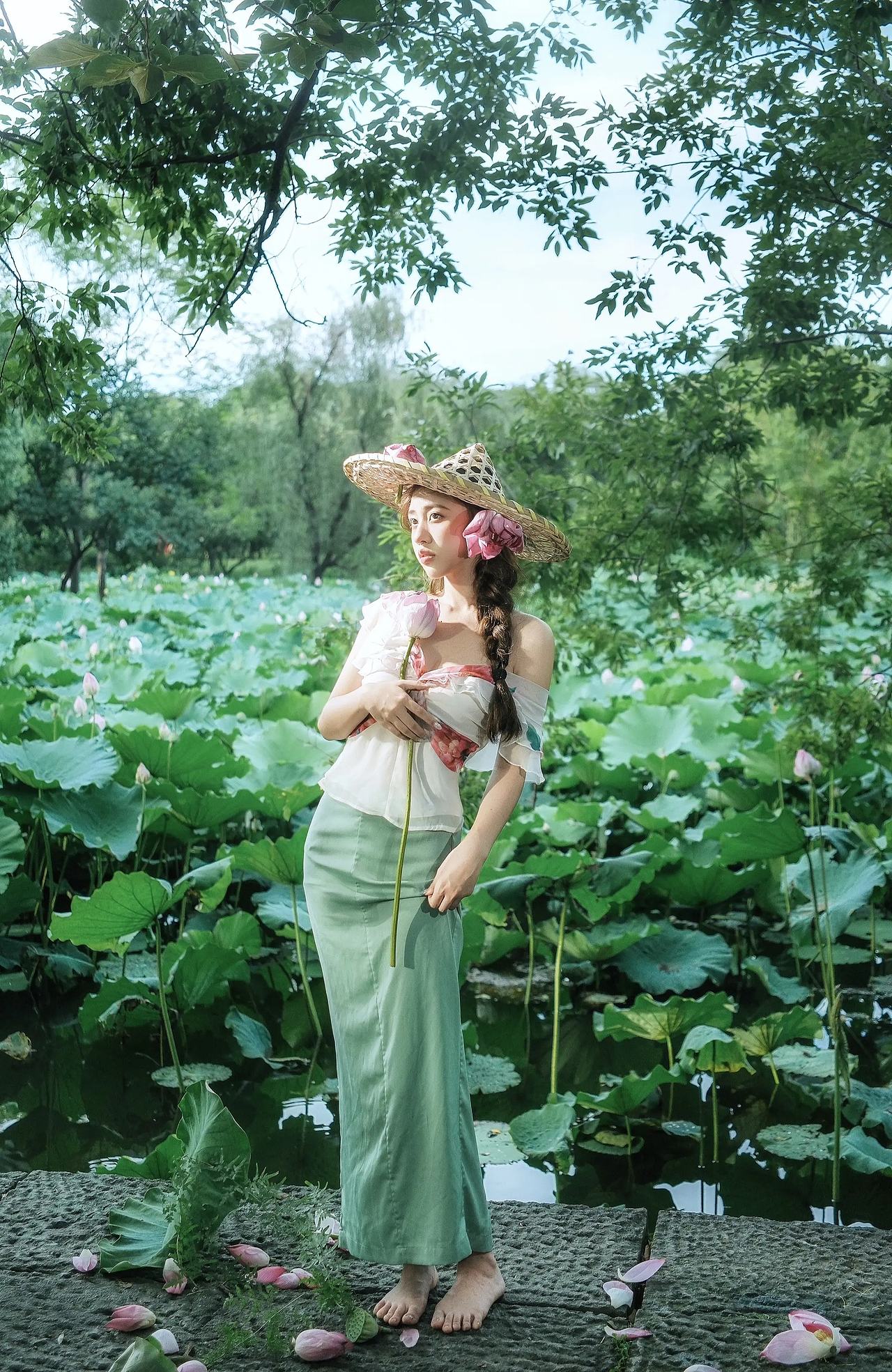 荷花少女 人像摄影（图ZNDEwMTQyODI4） - 人像摄影 - 站酷设计师不会拍照的设计狮原创素材 - 站酷ZCOOL