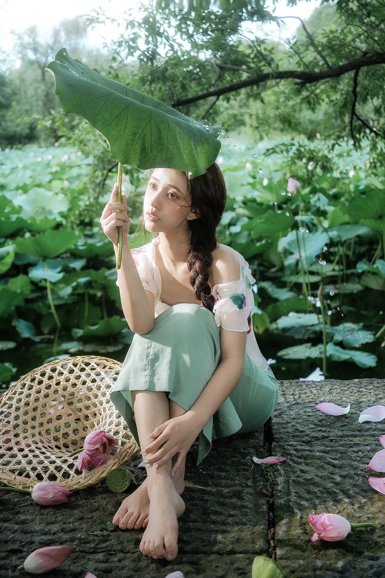 荷花少女 人像摄影（图ZNDEwMTQyODUy） - 人像摄影 - 站酷设计师不会拍照的设计狮原创素材 - 站酷ZCOOL