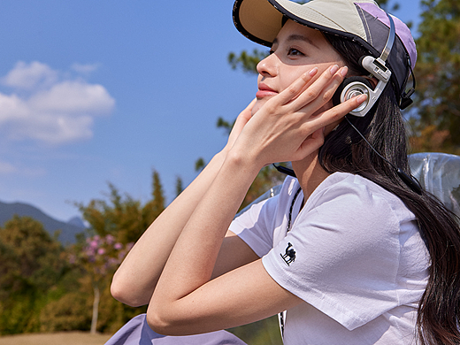 #骆驼户外 #夏日户外穿搭 #防晒外套 #草坪拍照