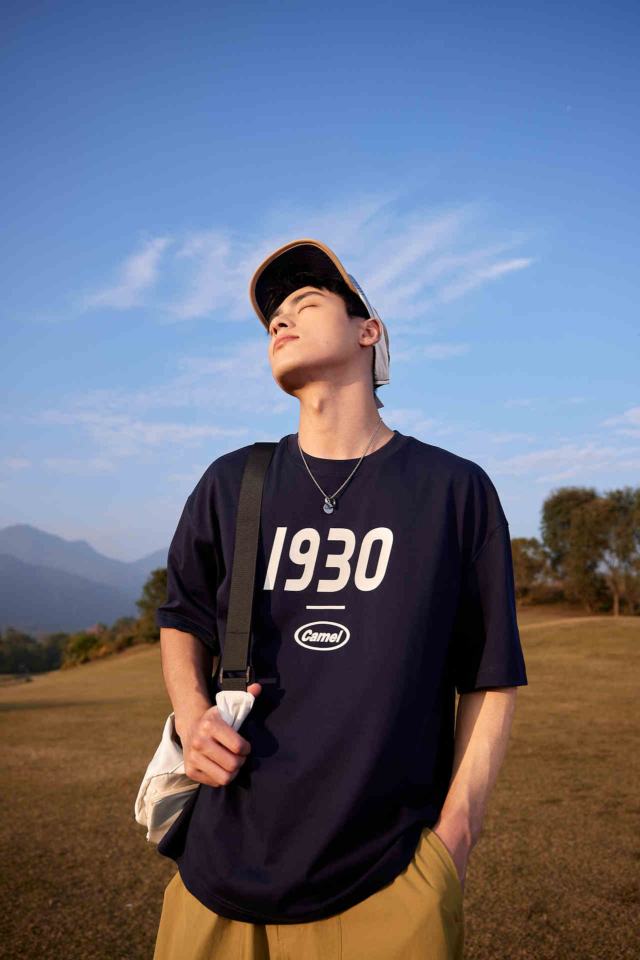 #骆驼户外#盛夏出逃计划，奔赴草坪山野🌿（图ZNDEwMjM4OTEy） - 人像摄影 - 站酷设计师JaKe杰原创素材 - 站酷ZCOOL